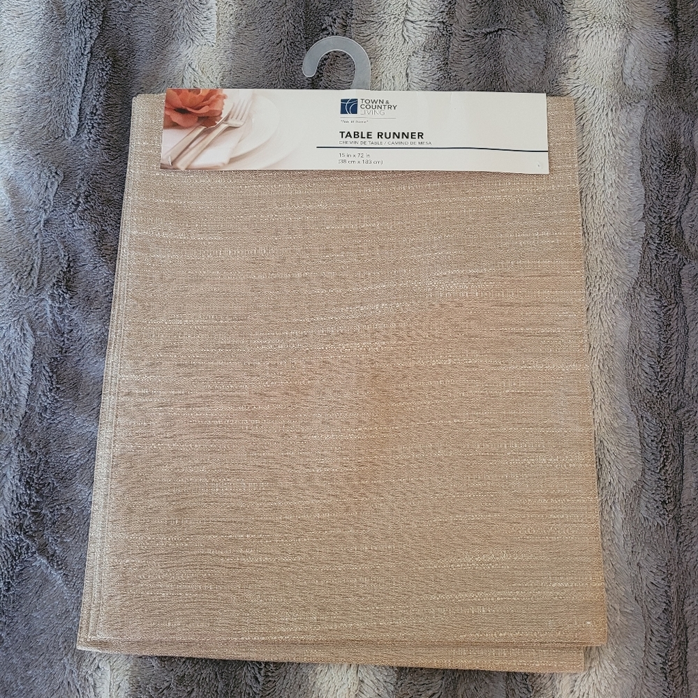Town & Country Living table runner NWT